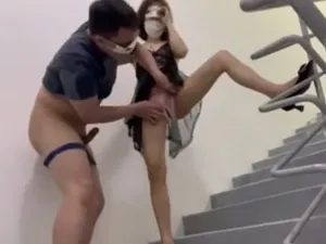 Hai bà xã Người chồng địt trên cầu thang cực phê